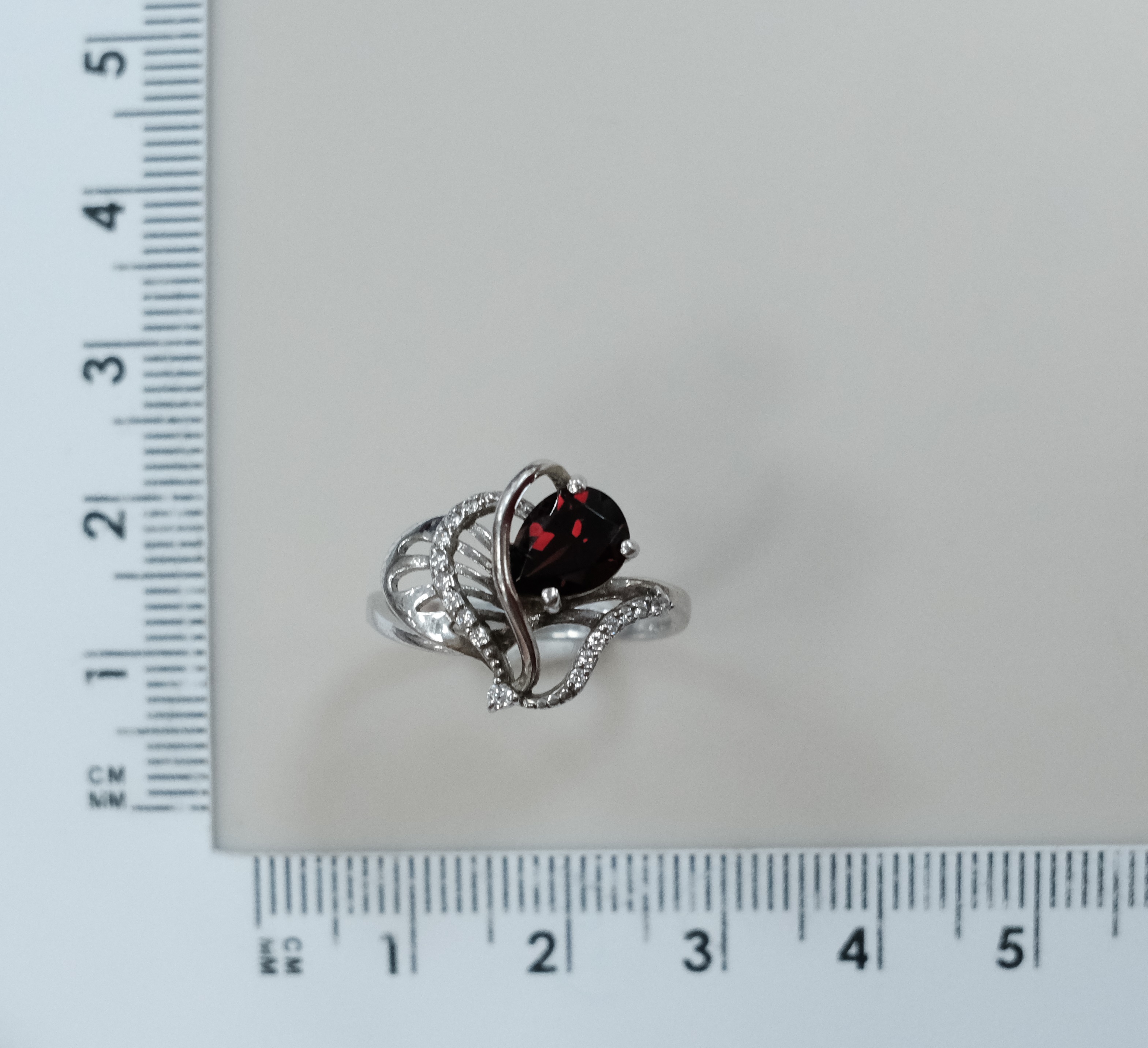 Серебряное кольцо с гранатом